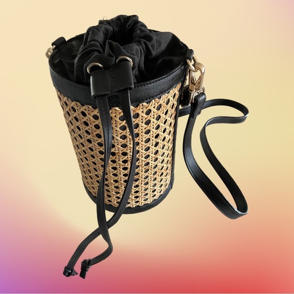 Tommy Bahama Handbags - NWOT Tommy Bahama Woven Lattice Bucket Bag